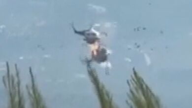 Mueren dos pilotos tras un choque de helicópteros mientras combatían un incendio en Grecia