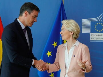 Pedro S&aacute;nchez y Ursula Von der Leyen se dan la mano en un encuentro en la Comisi&oacute;n Europea.