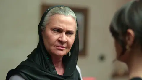 Sadakat acorrala a Alya con el embarazo de Mine: "Ahora sí que vas a tener que irte" Sadakat acorrala a Alya con el embarazo de Mine: "Ahora sí que vas a tener que irte"
