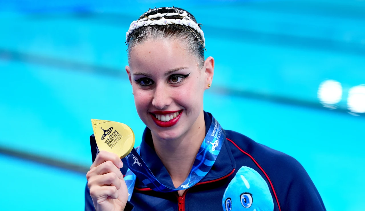 Iris Tió posa con su medalla de oro en solo técnico en los Europeos de París