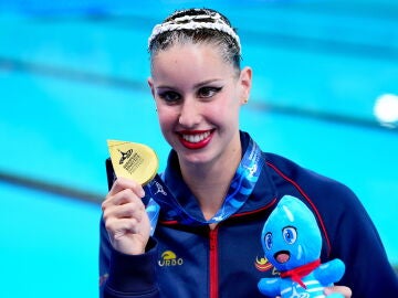 Iris Tió posa con su medalla de oro en solo técnico en los Europeos de París Iris Tió posa con su medalla de oro en solo técnico en los Europeos de París