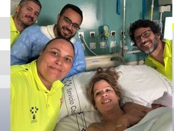 Imagen de los sanitarios junto con Carmen y su madre 