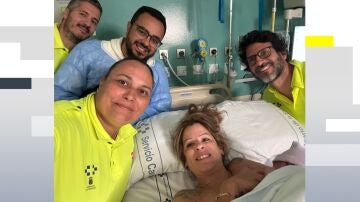 Imagen de los sanitarios junto con Carmen y su madre 