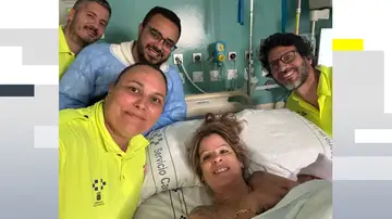 Imagen de los sanitarios junto con Carmen y su madre Imagen de los sanitarios junto con Carmen y su madre