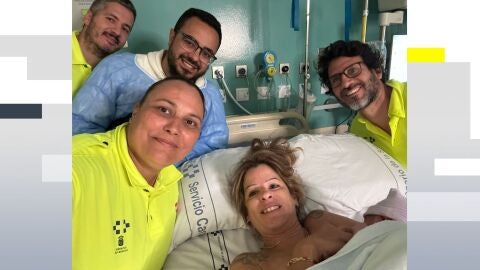 Imagen de los sanitarios junto con Carmen y su madre 