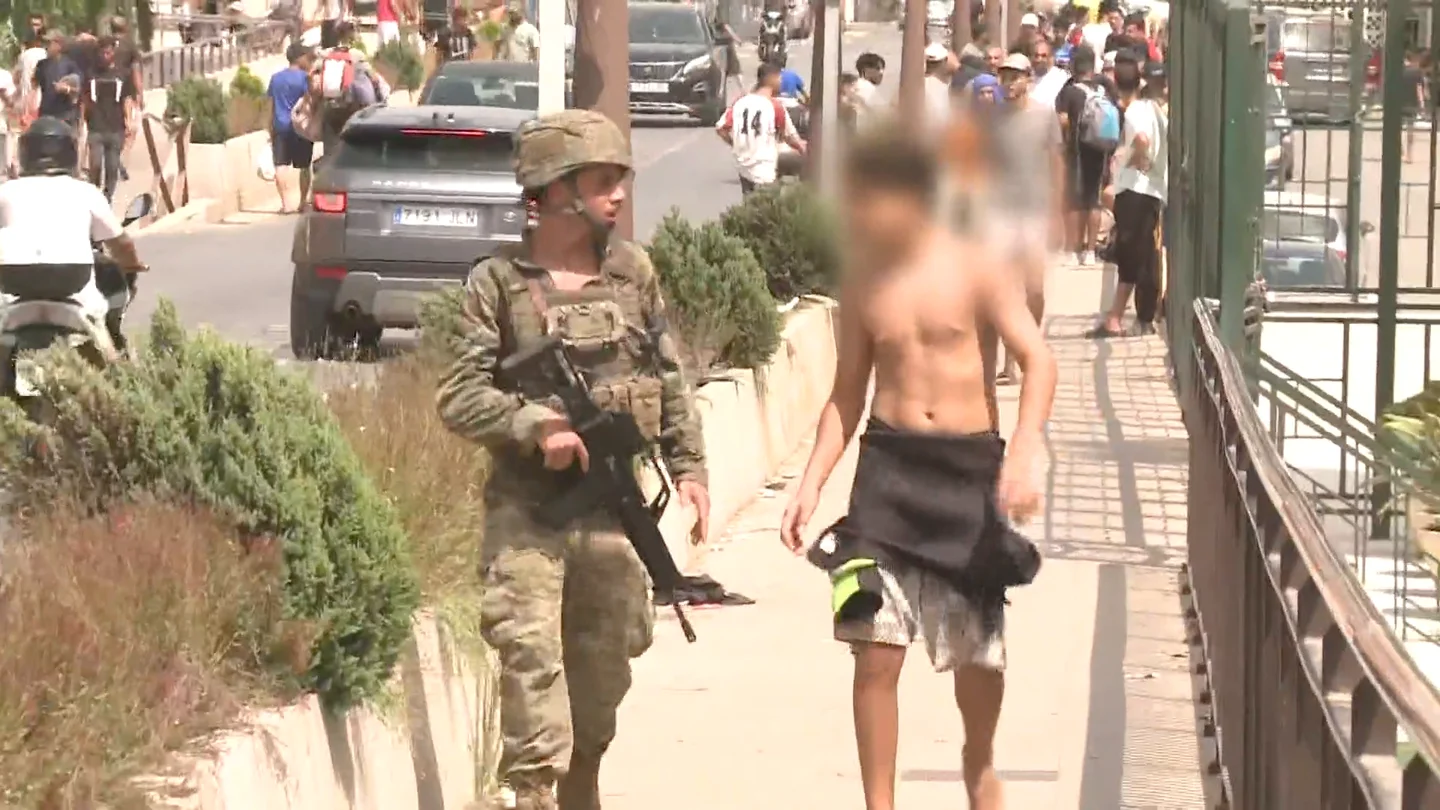 Imagen de un menor junto a un militar en Ceuta Imagen de un menor junto a un militar en Ceuta