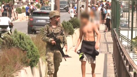 Imagen de un menor junto a un militar en Ceuta