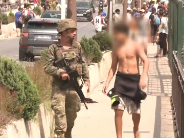 Imagen de un menor junto a un militar en Ceuta