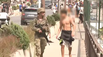 Imagen de un menor junto a un militar en Ceuta Imagen de un menor junto a un militar en Ceuta