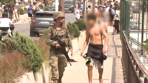 Imagen de un menor junto a un militar en Ceuta