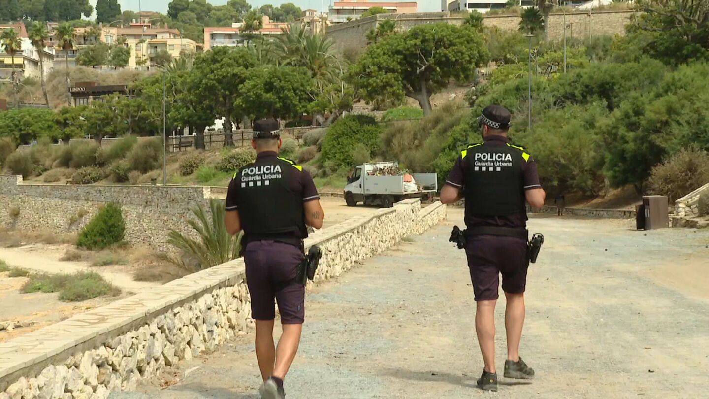 Imagen de dos agentes de Polic&iacute;a en Tarragona