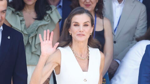 La reina Letizia con un collar de la firma de Bárbara Goenaga