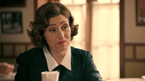 Manuela aconseja a Claudia que confiese a Miguel su pasado amoroso, ¡no quiere que renuncie a su historia de amor con él! Manuela aconseja a Claudia que confiese a Miguel su pasado amoroso, ¡no quiere que renuncie a su historia de amor con él!