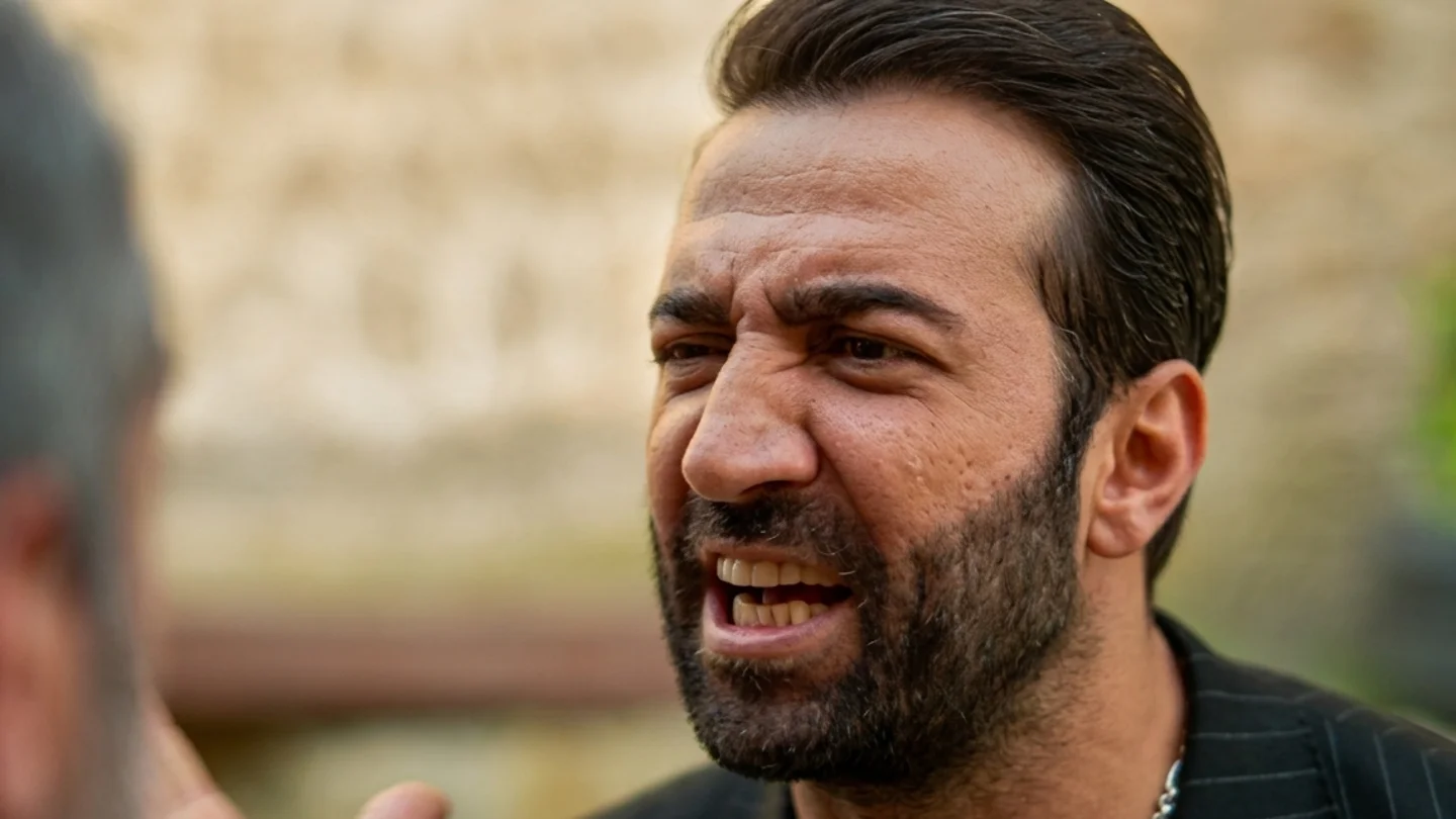 Demir se enfrenta a su padre por Zerrin: "¡No se va a ir de esta casa!" Demir se enfrenta a su padre por Zerrin: "¡No se va a ir de esta casa!"