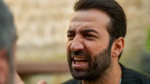 Demir se enfrenta a su padre por Zerrin: "¡No se va a ir de esta casa!" Demir se enfrenta a su padre por Zerrin: "¡No se va a ir de esta casa!"