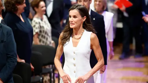 La reina Letizia con un collar de la firma de Bárbara Goenaga La reina Letizia con un collar de la firma de Bárbara Goenaga
