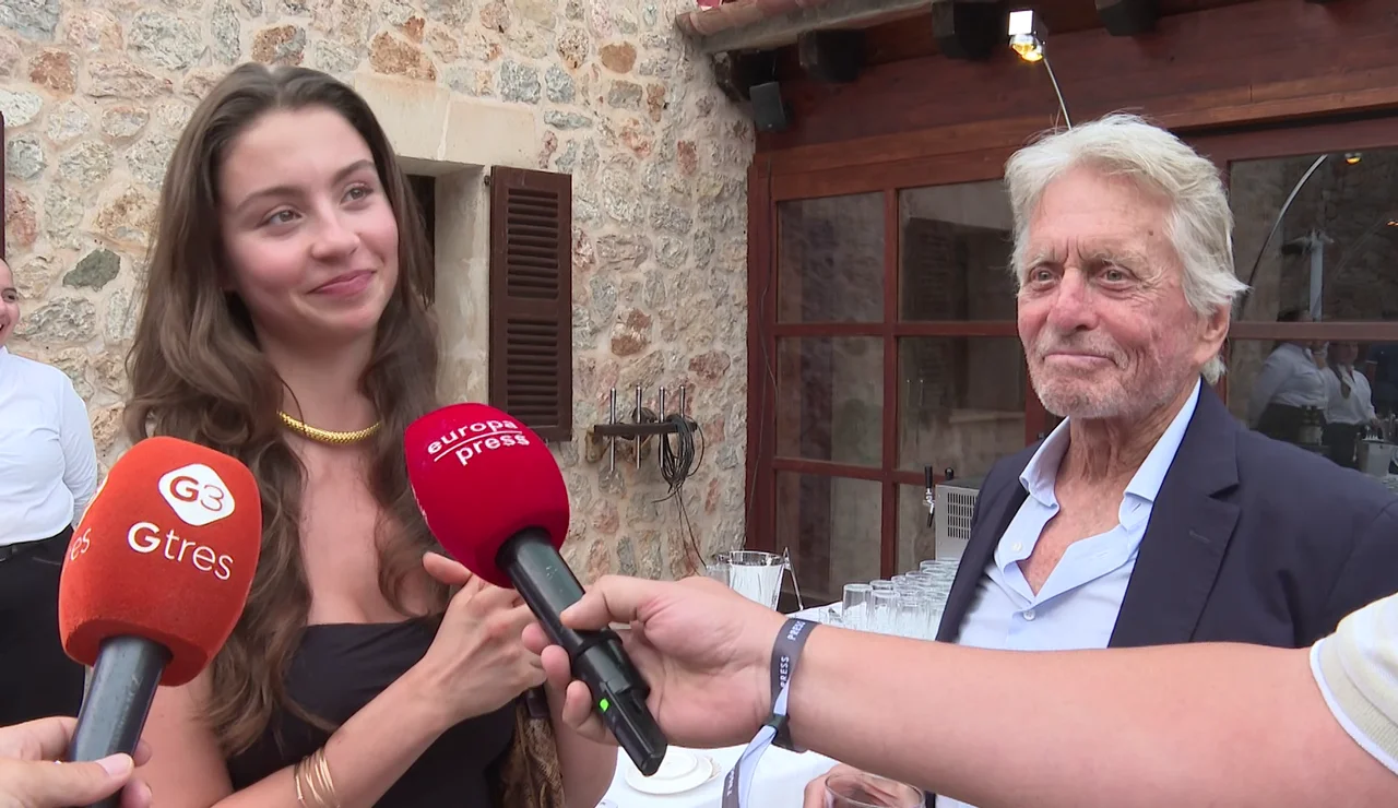 Michael Douglas con su hija Carys en Mallorca