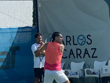 Carlos Alcaraz, en su preparaci&oacute;n para la vuelta al circuito