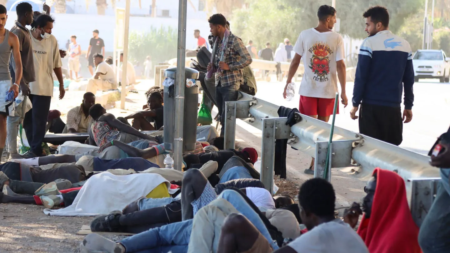 Imagen de migrantes en la playa 'El trampolín' en Ceuta Imagen de migrantes en la playa 'El trampolín' en Ceuta