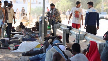 Imagen de migrantes en la playa 'El trampol&iacute;n' en Ceuta