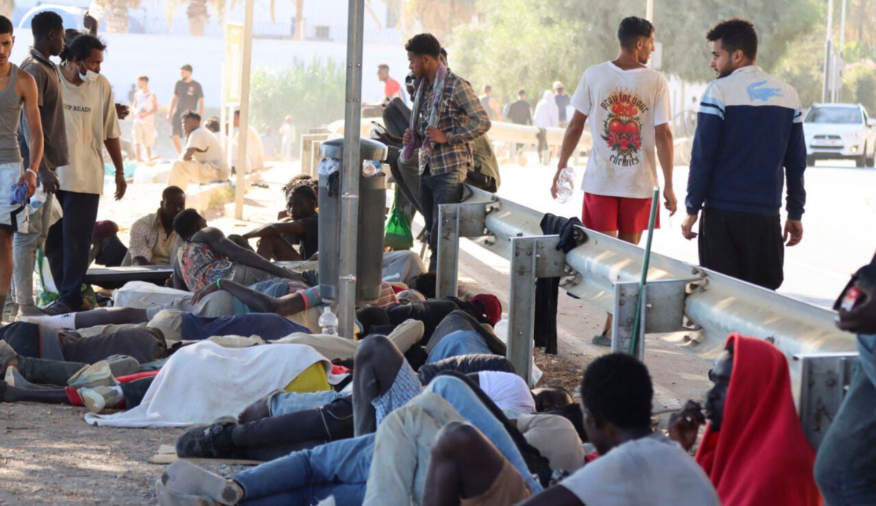 Imagen de migrantes en la playa 'El trampol&iacute;n' en Ceuta