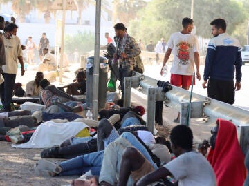 Imagen de migrantes en la playa 'El trampol&iacute;n' en Ceuta