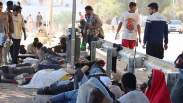 Imagen de migrantes en la playa 'El trampol&iacute;n' en Ceuta