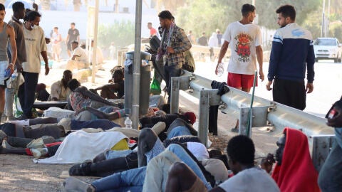 Imagen de migrantes en la playa 'El trampol&iacute;n' en Ceuta