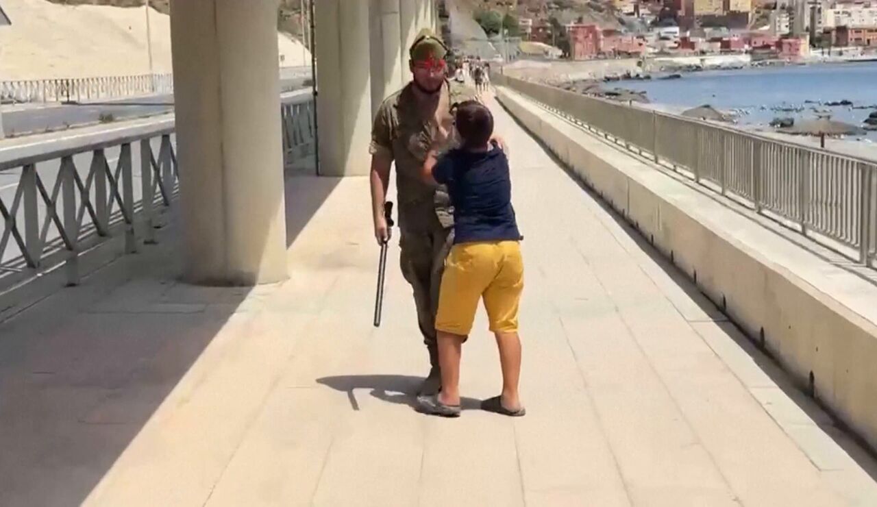 Un menor marroqu&iacute; no acompa&ntilde;ado suplica a un soldado espa&ntilde;ol no regresar a su pa&iacute;s entre l&aacute;grimas.