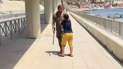 Un menor marroquí no acompañado suplica a un soldado español no regresar a su país entre lágrimas. Un menor marroquí no acompañado suplica a un soldado español no regresar a su país entre lágrimas.
