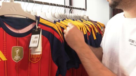 Una persona comprando la nueva camiseta de la selecci&oacute;n espa&ntilde;ola