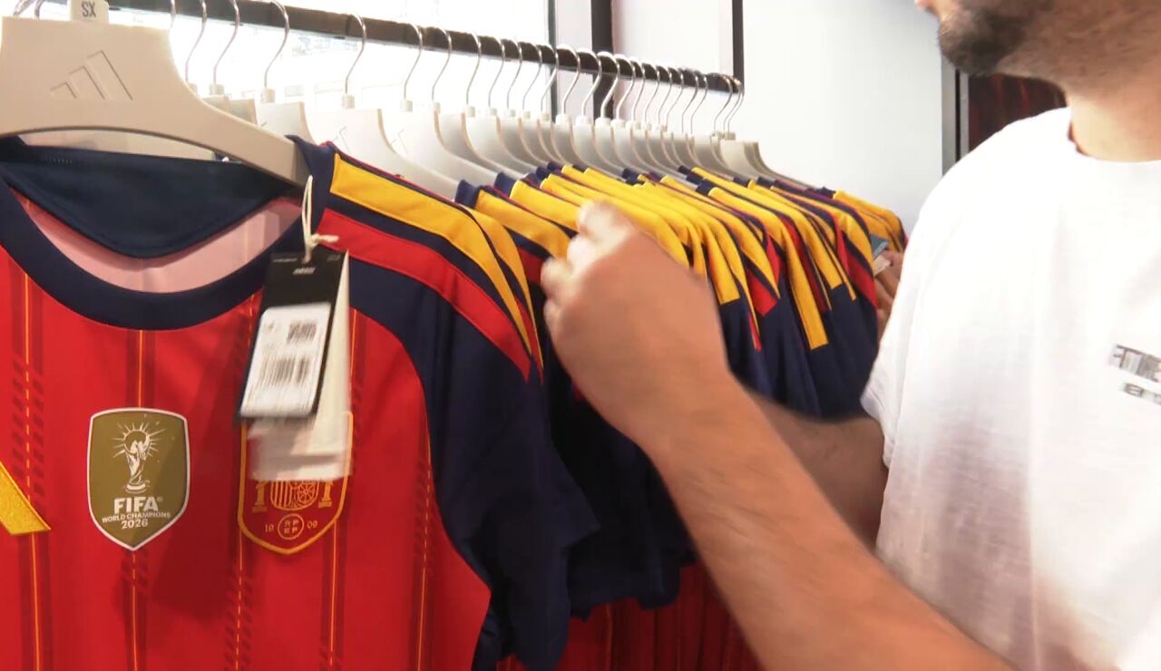Una persona comprando la nueva camiseta de la selecci&oacute;n espa&ntilde;ola