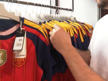 Una persona comprando la nueva camiseta de la selecci&oacute;n espa&ntilde;ola