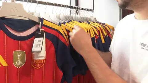 Una persona comprando la nueva camiseta de la selección española Una persona comprando la nueva camiseta de la selección española