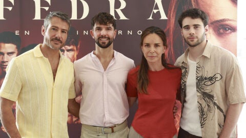 Lydia Bosch con compañeros de la obra Fedra, en los infiernos