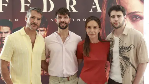 Lydia Bosch con compañeros de la obra Fedra, en los infiernos Lydia Bosch con compañeros de la obra Fedra, en los infiernos