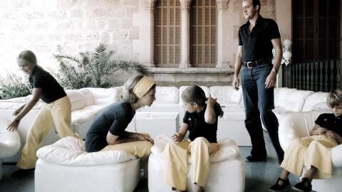 Juan Carlos I y Sofía de Grecia junto a sus tres hijos en Marivent