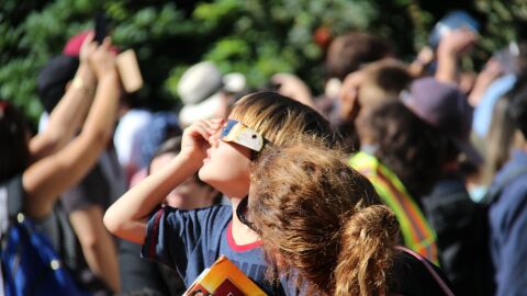 Niño observando un eclipse con gafas homologadas