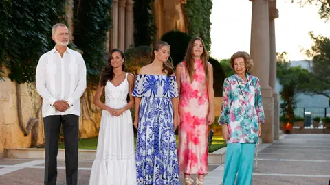 Rey Felipe VI, reina Letizia, princesa Leonor, infanta Sofía y Sofia de Grecia en Marivent el año 2025 Rey Felipe VI, reina Letizia, princesa Leonor, infanta Sofía y Sofia de Grecia en Marivent el año 2025