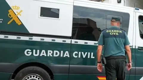 Un agente de la Guardia Civil junto a un vehículo oficial. Un agente de la Guardia Civil junto a un vehículo oficial.