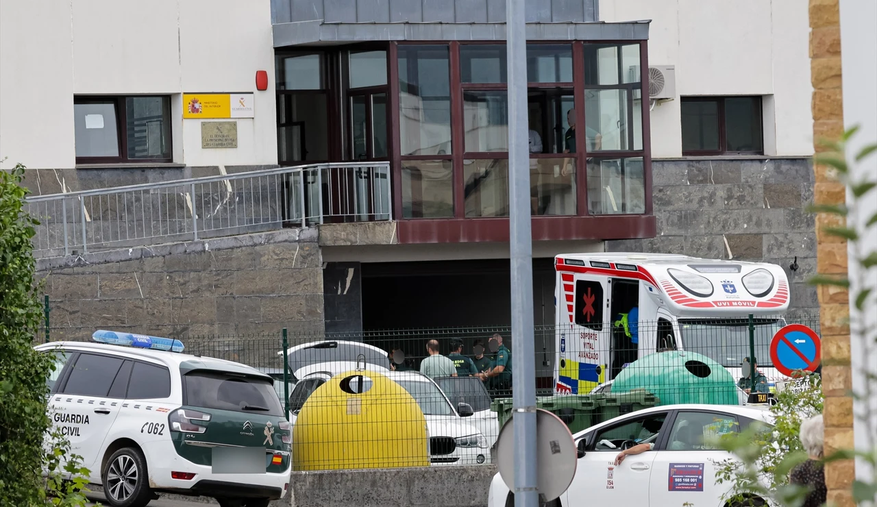 Agentes de la Guardia Civil en el cuartel de Llanes, Asturias
