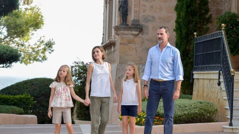 Rey Felipe VI, reina Letizia, princesa Leonor e infanta Sofía en Marivent el año 2015