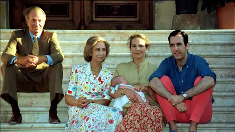 Juan Carlos I, Sofia de Grecia, la infanta Elena, Jaime de Marichalar y su hijo Froilán en Marivent Juan Carlos I, Sofia de Grecia, la infanta Elena, Jaime de Marichalar y su hijo Froilán en Marivent