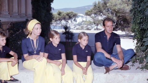 Juan Carlos I y Sofía de Grecia junto a sus tres hijos en Marivent