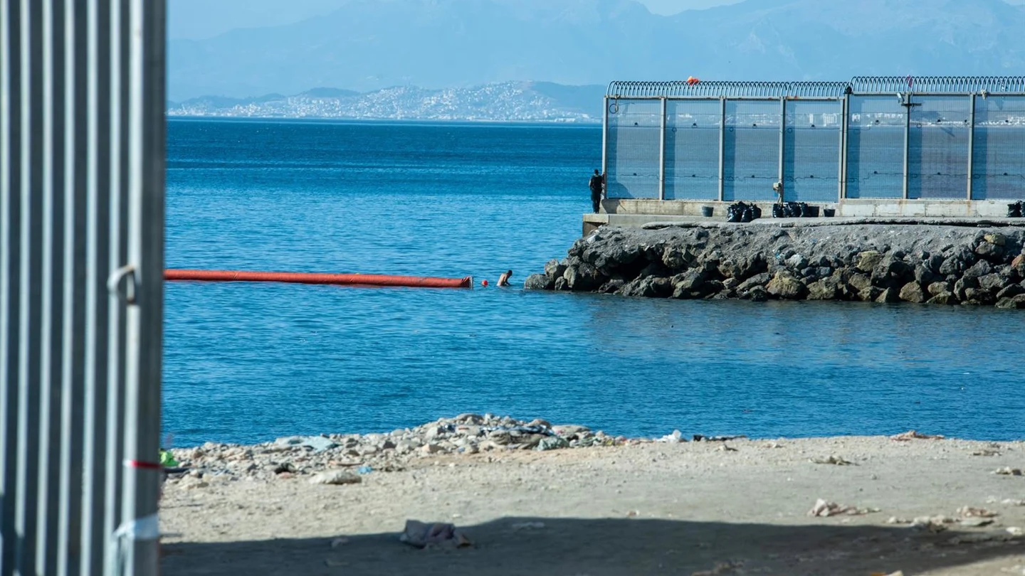 La Fiscalía de Tetuán procesa a 25 personas por organizar los cruces irregulares hacia Ceuta La Fiscalía de Tetuán procesa a 25 personas por organizar los cruces irregulares hacia Ceuta