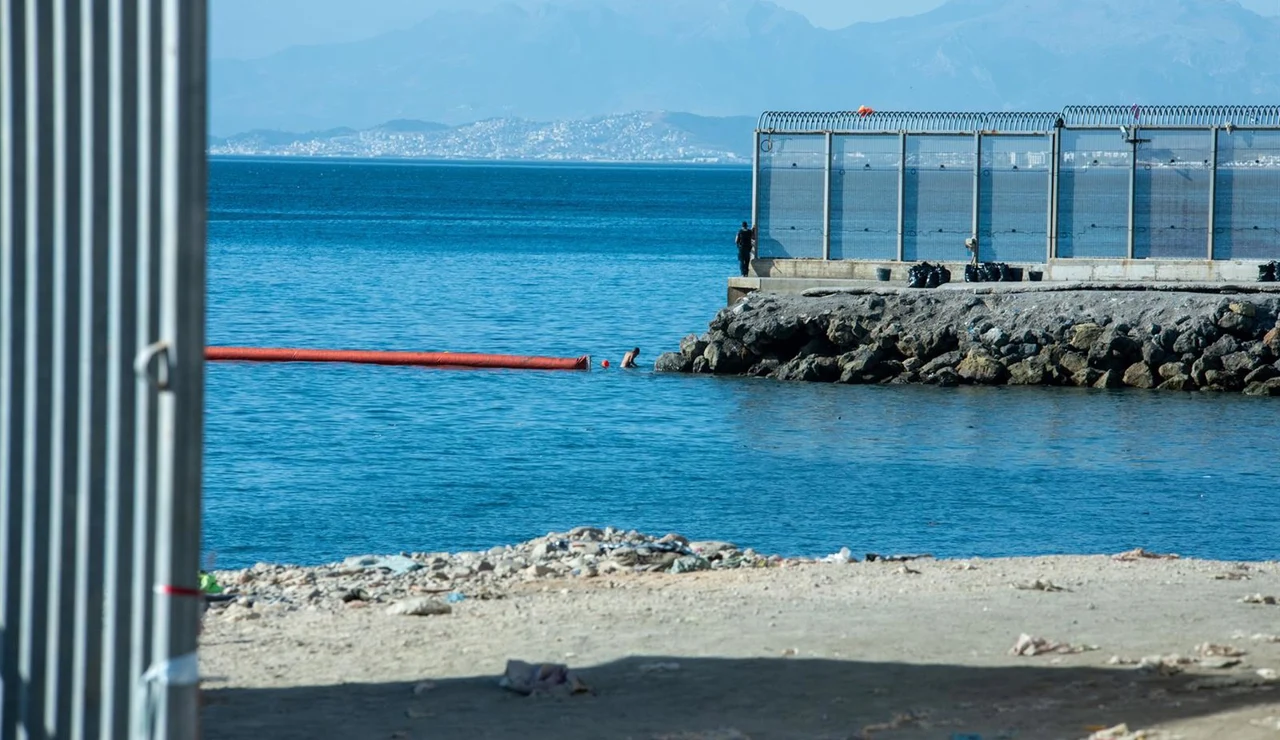 La Fiscalía de Tetuán procesa a 25 personas por organizar los cruces irregulares hacia Ceuta