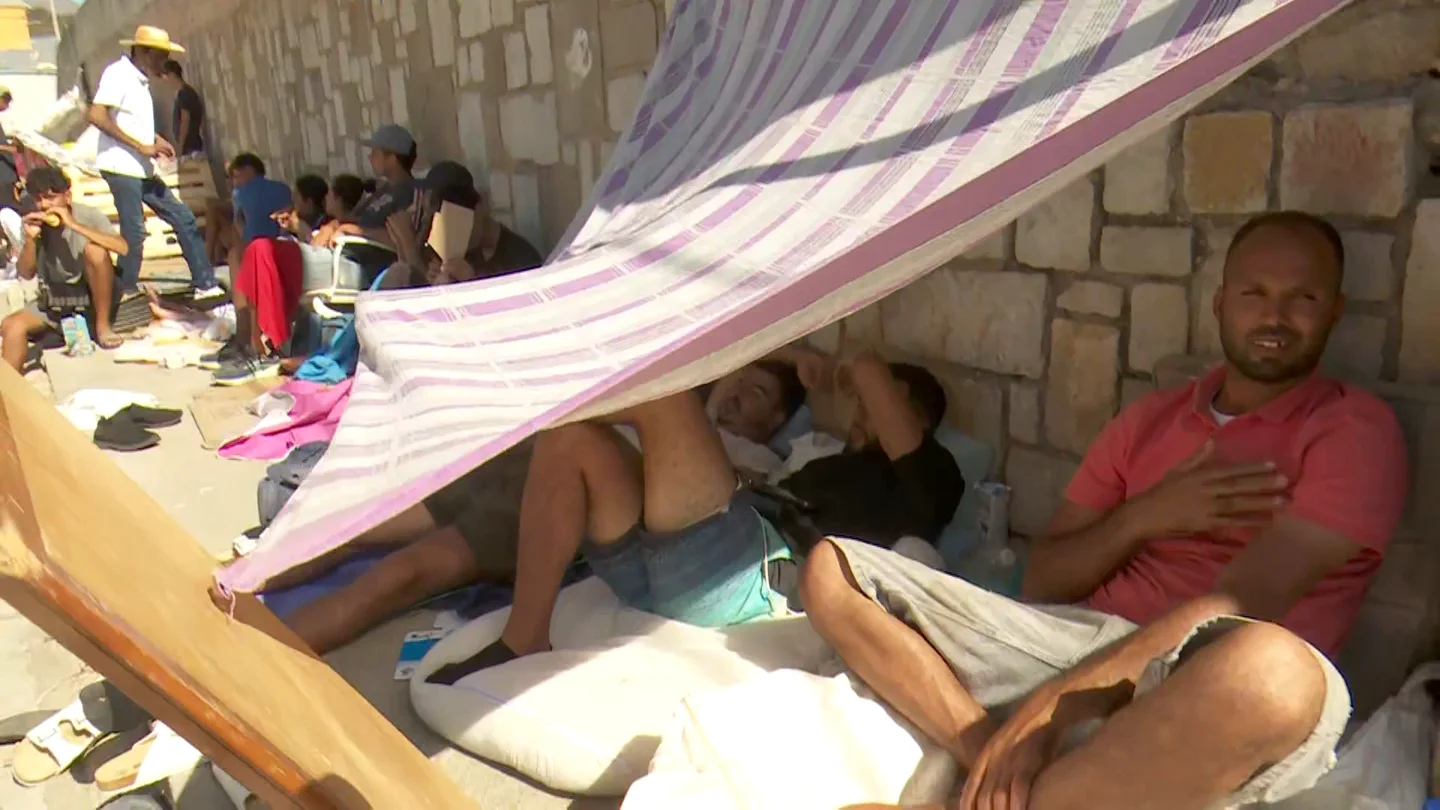 Miles de migrantes tirados por las calles de Ceuta Miles de migrantes tirados por las calles de Ceuta