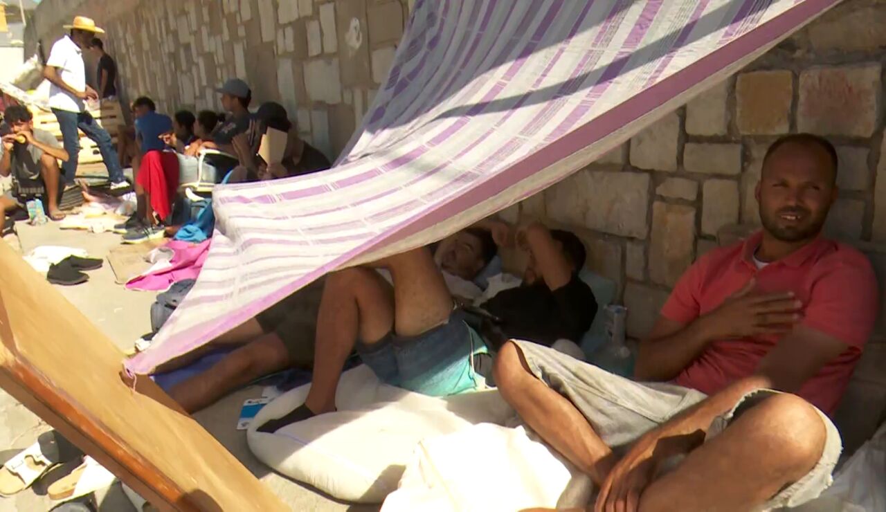 Miles de migrantes tirados por las calles de Ceuta