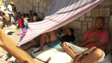 Miles de migrantes tirados por las calles de Ceuta