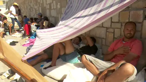 Miles de migrantes tirados por las calles de Ceuta Miles de migrantes tirados por las calles de Ceuta